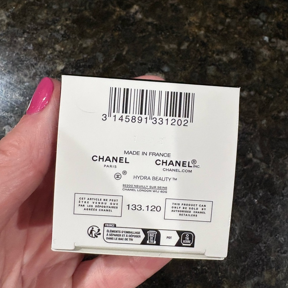 CHANEL Hydra Beauty Eye Cream 0.5oz NWT With Make Up Bag - Picture 3 of 8